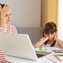 Sliten mor og frustrert barn som er lei av å gjøre lekser